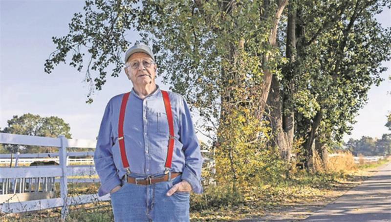 Wolfgang Lilier am Ort des damaligen Wohnheimes des Gut Backhausenhof in Burgdorf bei Hannover. Auf der Straße mussten die Bewohner morgens in zwei Reihen zur Feldarbeit antreten.
