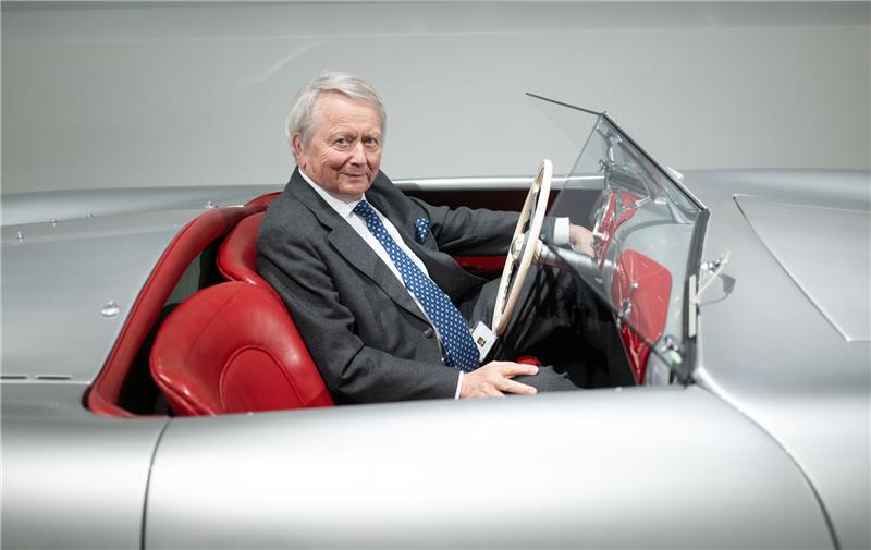 Wolfgang Porsche – Einer der letzten Patriarchen macht weiter Wolfgang Porsche in einem Porsche 356 "Nr.1" Roadster aus dem Jahr 1948. Foto: Marijan Murat/dpa