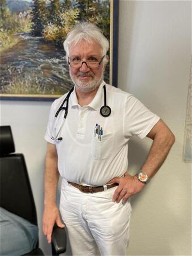 Wolfgang Sander, Allgemeinmediziner in Neuenwalde, sagt, dass seine Mitarbeiterinnen schon tagelang hinter den Versichertenkarten hätten her telefonieren müssen.