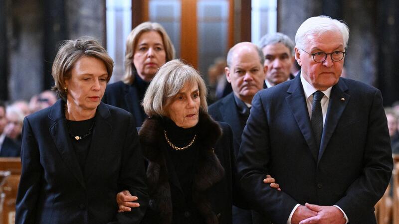 Wolfgang Schäubles Witwe Ingeborg Schäuble (M) wird von Bundespräsident Frank-Walter Steinmeier und seiner Frau Elke Büdenbender in den Berliner Dom geführt. Dahinter: Bundestagspräsidentin, Bärbel Bas, Bundeskanzler Olaf Scholz und der Präsident des Bundesverfassungsgerichts, Stephan Harbarth.