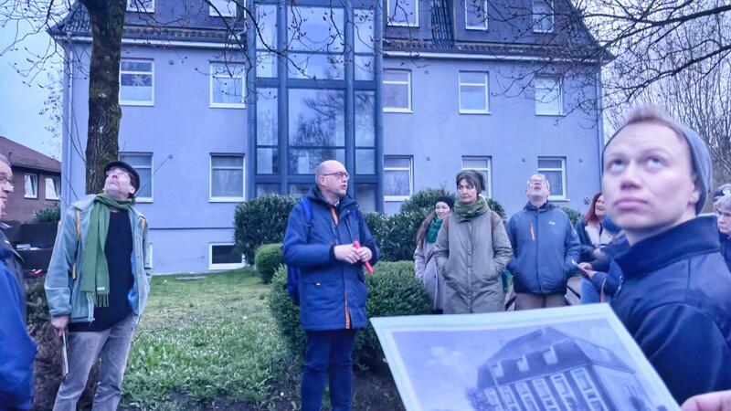 Wo die Hakenkreuzflaggen wehten: Auf den Spuren von Buxtehudes dunkler NS-Vergangenheit Wolfgang Schilling (Mitte) erklärt beim Stadtrundgang, wie aus der Herberge zur Heimat am Bollweg eine Unterkunft für Zwangsarbeiter wurde. Vorne im Bild eine historische Ansicht.