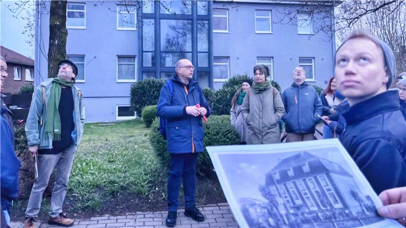 Buxtehude im Nationalsozialismus: Zwangsarbeiter arbeiten wie Sklaven Wolfgang Schilling (Mitte) erklärt beim Stadtrundgang, wie aus der Herberge zur Heimat am Bollweg eine Kriegsgefangenen-Unterkunft wurde. Vorne im Bild eine historische Ansicht.