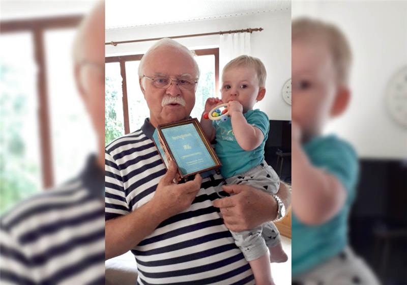 Wolfgang Schmiedeberg mit seiner Enkelin Lea Sophie, die jetzt selbst Besitzerin eines Sparbuches ist. Fotos: privat