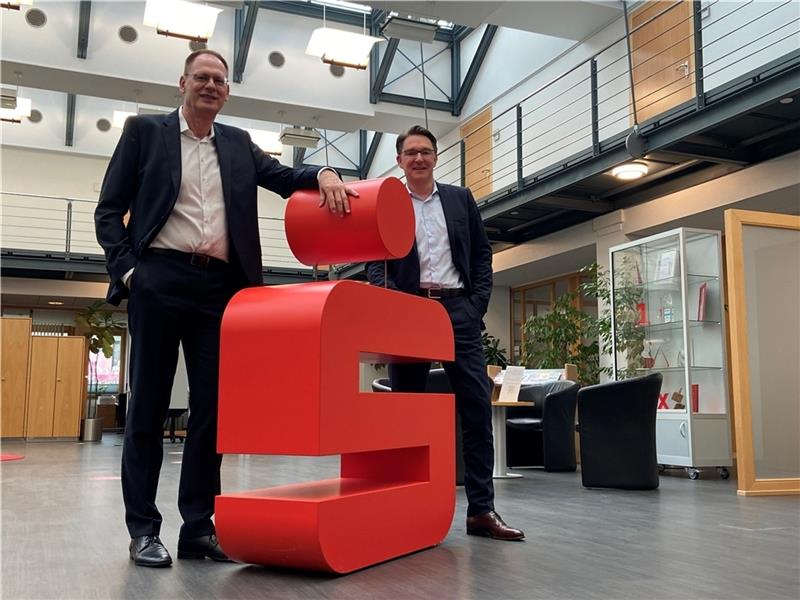 Wolfgang Schult (links) und Michael Senf, Sparkasse Stade-Altes Land .