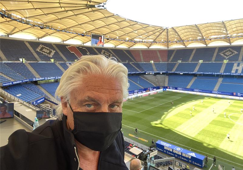 Wolfgang Stephan im leeren Volksparkstadion. Die Maske ist laut DFL-Richtlinien ein Muss.