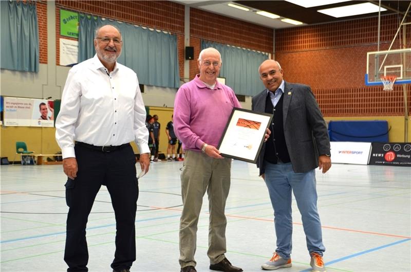 Wolfgang Thom (NBV-Vizepräsident, links) und NBV-Präsident Mayk Taherian (rechts) überreichen dem Stader Rudi Steinkamp die Ehrenurkunde. Foto: Justin Moradi