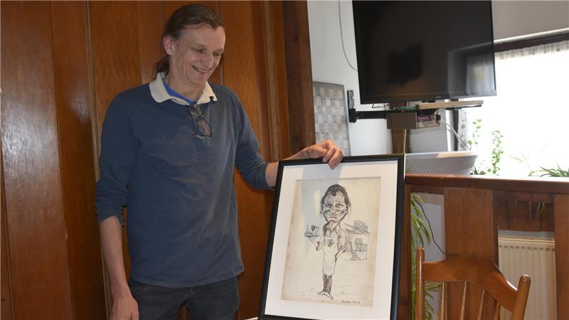 Oxbow Corner: Wirt Wolle ist seit 25 Jahren das Herz der Dorfkneipe Wolfgang Tobaben kann über seine Karikatur schmunzeln.