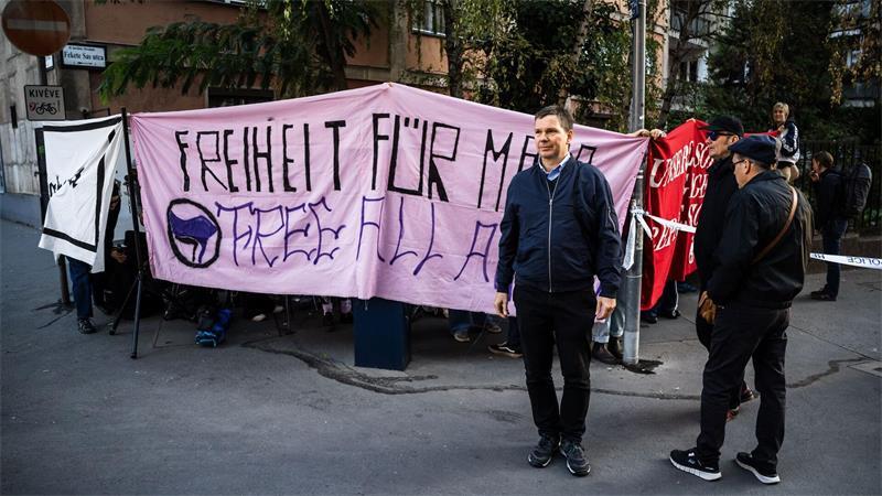 Gericht verringert Strafe für Maja T. auf sieben Jahre Wolfram Jarosch (l), Vater von Maja T., war zur Urteilsverkündung nach Budapest gekommen.