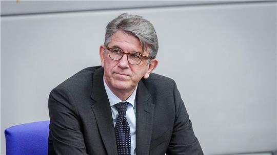 Wolfram Weimer (parteilos), Staatsminister für Kultur und Medien, darf die Betreiber des Berliner Buchladens „Zur schwankenden Weltkugel“ nicht als „politische Extremisten“ bezeichnen.