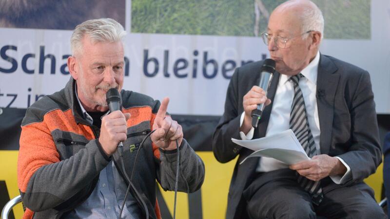 Debatte vor 2000 Menschen: Der Wolf mobilisiert die Massen Wolfsberater Michael Ohlhoff und Moderator Stefan Aust lieferten sich bei der Podiumsdiskussion spannende Diskussionen.