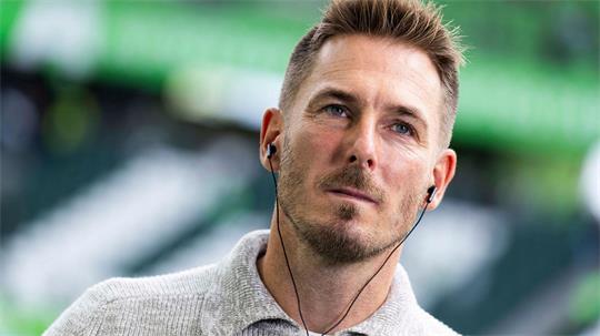 Wolfsburg-Trainer Tobias Strobl freut sich auf das Samstagabendspiel beim FC St. Pauli. (Archivbild)