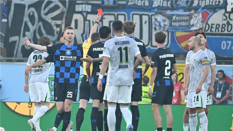 Wolfsburg verliert Relegation in Paderborn und steigt ab Wolfsburg musste früh mit einem Mann weniger auskommen.