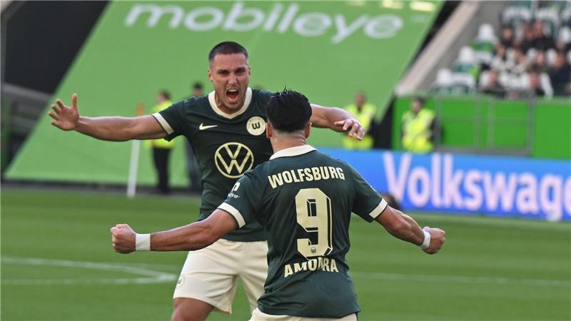 Drei Tore in der Nachspielzeit: Spektakel in Wolfsburg Wolfsburger Jubel: Mohamed Amoura (vorn) und Kilian Fischer nach dem Tor zum 1:1.