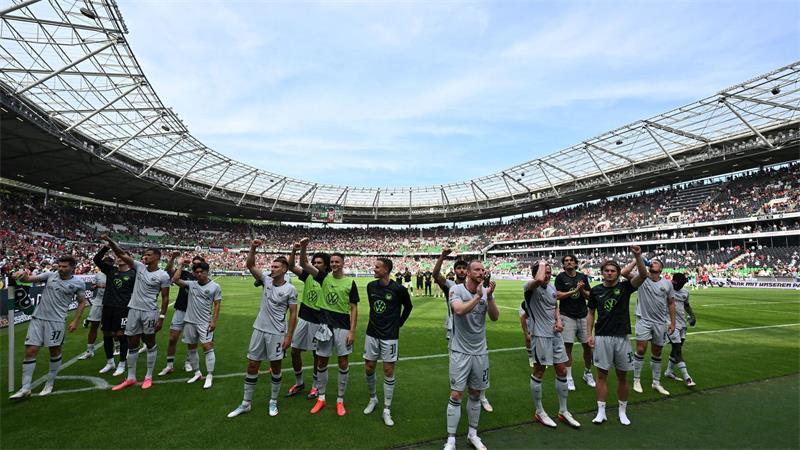 „Ein bisschen dreckig“: Wolfsburg holt ersten Zweitliga-Sieg Wolfsburger Jubel nach dem Sieg in Hannover.
