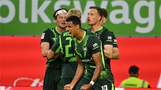 Wolfsburger Jubel nach dem Tor zum 2:1 durch Robert Glatzel. 