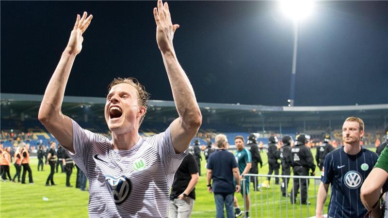 Wolfsburg droht Abstieg: Was machen Hecking und VW? Wolfsburger Jubel nach der Relegation in Braunschweig.