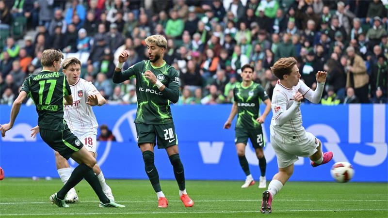 Wolfsburgs Alexander Bernhardsson (Nr. 17) erzielt nach 34 Sekunden das bislang schnellste Tor der Zweitliga-Saison.