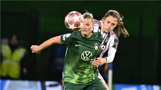 Wolfsburgs Alexandra Popp (l) wird von Juventus-Spielerin Emma Stölen Godö bedrängt.