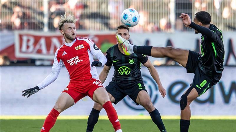 Union Berlin verschärft Wolfsburgs Krise Wolfsburgs Aster Vranckx klärt vor Unions Benedict Hollerbach.