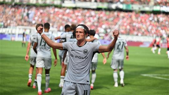 Wolfsburgs Fabian Reese jubelt nach seinem Tor zum 1:0 in Hannover.