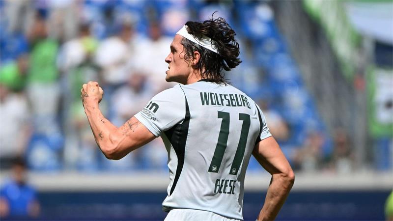 „Das verletzt mich“: KSC-Fans pfeifen Wolfsburg-Star aus Wolfsburgs Fabian Reese jubelt nach seinem Tor zum 2:2 in Karlsruhe.