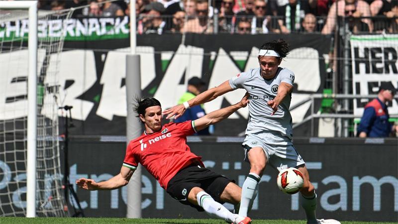 1:0 beim Nachbarn: Wolfsburg schafft ersten Zweitliga-Sieg Wolfsburgs Fabian Reese (r) wird von Hannovers Jean Hugonet bedrängt.