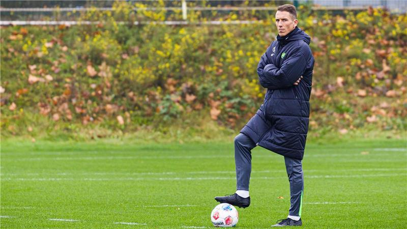 Wolfsburgs Interimscoach Daniel Bauer freut sich auf den Neustart.