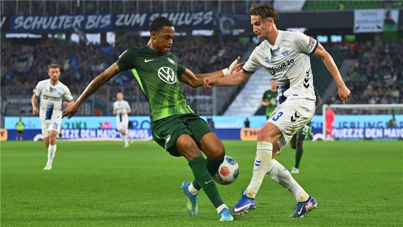 Nur 0:0 gegen Paderborn: Wolfsburg muss weiter zittern Wolfsburgs Jeanuël Belocian (l) stoppt den Paderborner Jonah Sticker.