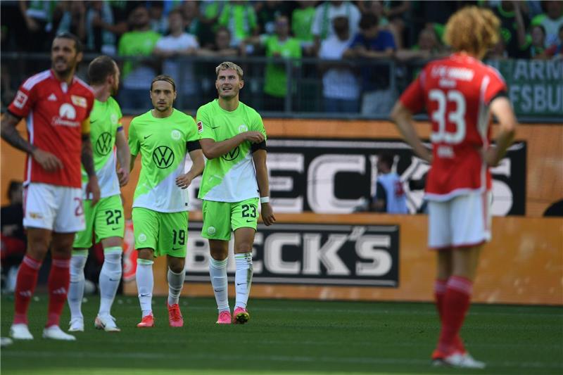 Union-Sorgen vor Europa-Start: „Nicht alle verrückt machen” Wolfsburgs Jonas Wind (M) sorgte für den ersten Treffer gegen den 1. FC Union Berlin.