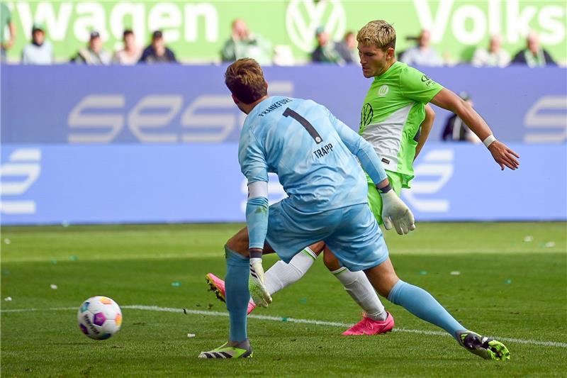 Wolfsburgs Jonas Wind (r) ließ Eintracht-Keeper Kevin Trapp beim 1:0 keine Chance.