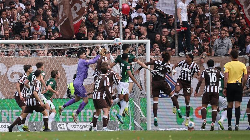 Wolfsburgs Konstantinos Koulierakis (M) traf im Abstiegsgipfel beim FC St. Pauli zum 1:0.