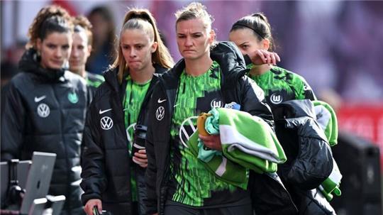 Wolfsburgs Mannschaft mit Alexandra Popp (2.v.r) geht zur Spielerinnenbank.Fotograf
