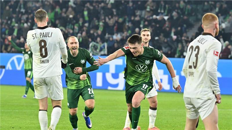 Wolfsburgs Matchwinner: Christian Eriksen (l) und Dzenan Pejcinovic (r) jubeln nach dem Tor zum 2:1-Sieg gegen den FC St. Pauli. 