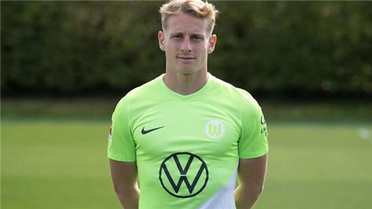 Wolfsburgs Nicolas Cozza steht für ein Porträtfoto auf dem Spielfeld.