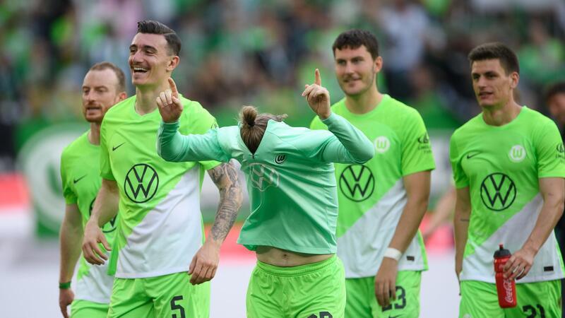 Dritter Sieg in Serie: Wolfsburg ist fast gerettet Wolfsburgs Patrick Wimmer (M) jubelt nach dem Schlusspfiff.