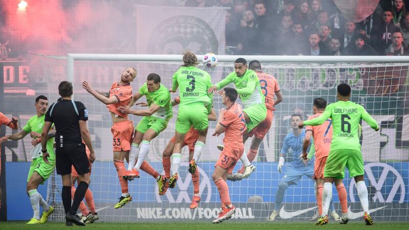 FC Bayern dominiert in Berlin - Darmstadt vertagt Abstieg Wolfsburgs Sebastiaan Bornauw (M) kommt im Strafraum zum Kopfball.