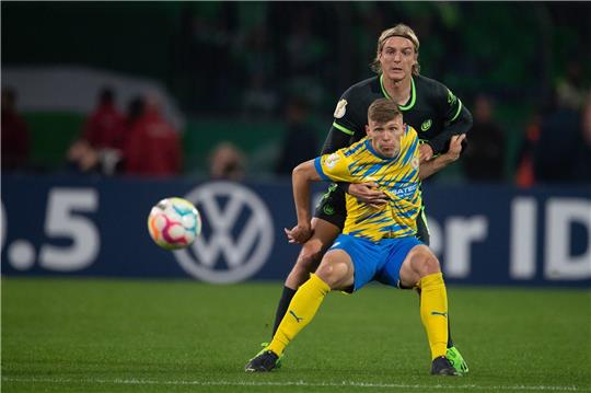 Wolfsburgs Sebastiaan Bornauw (r) spielt gegen Braunschweigs Luc Ihorst.