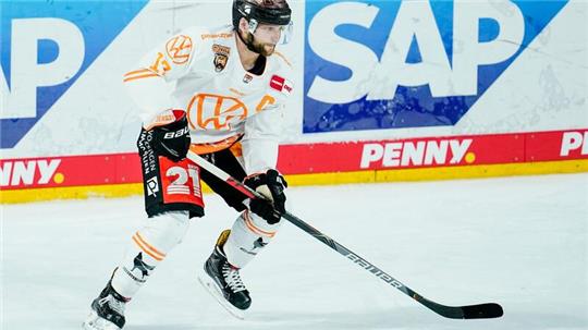 Wolfsburgs Sebastian Furchner spielt den Puck.