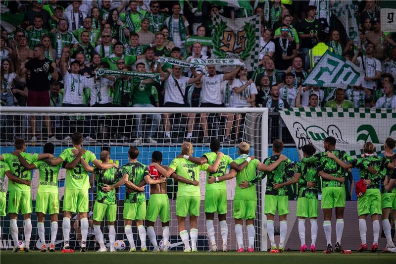 Wolfsburgs Spieler feiern nach dem Spiel mit ihren Fans.