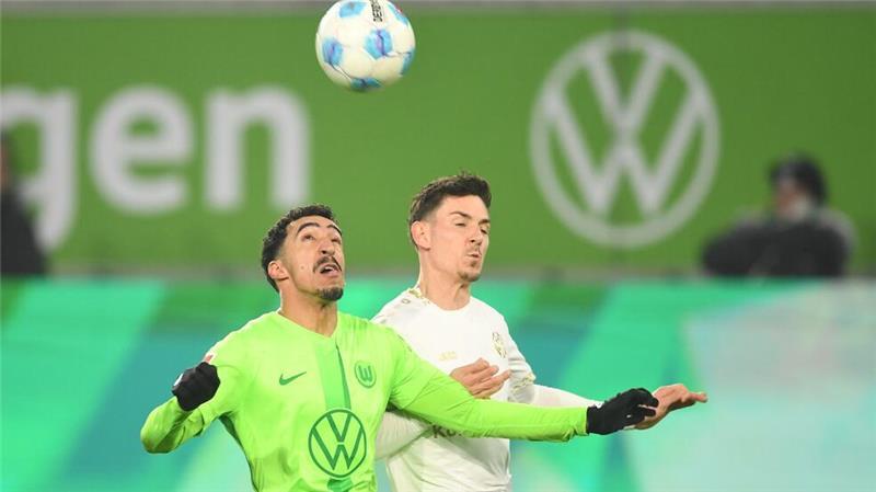 Wolfsburgs Tiago Tomas (l) und der Mainzer Anthony Caci im Zweikampf..