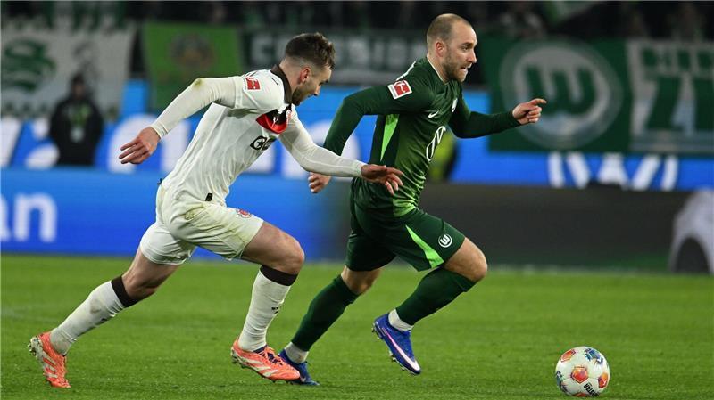 Eriksens erstes Tor: Wolfsburg schlägt Nordrivalen St. Pauli Wolfsburgs Torschütze Christian Eriksen (r).
