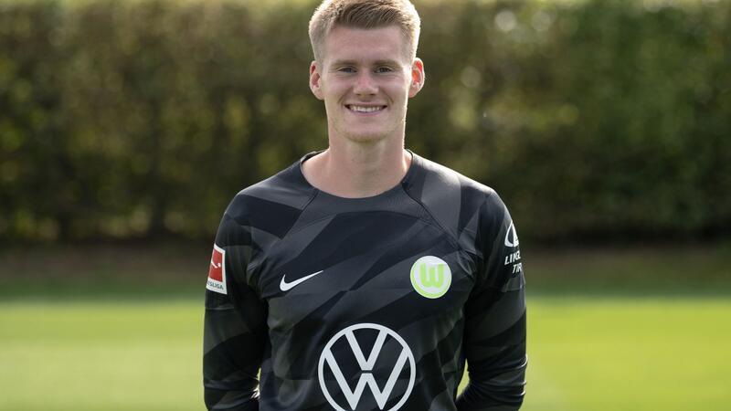 Wolfsburgs Torwart Philipp Schulze steht für ein Porträtfoto auf dem Spielfeld.