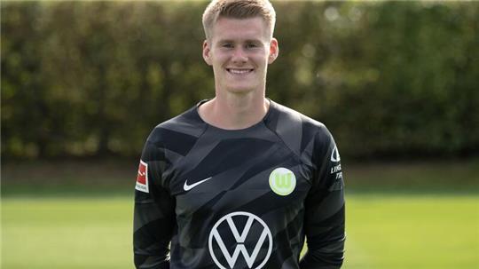 Wolfsburgs Torwart Philipp Schulze steht für ein Porträtfoto auf dem Spielfeld.