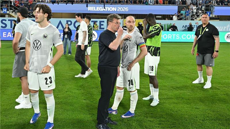 Wolfsburgs Trainer Dieter Hecking und sein Starspieler Christian Eriksen nach dem Abstieg aus der Bundesliga. 