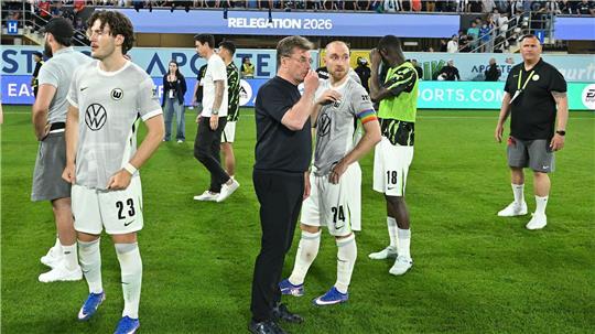 Wolfsburgs Trainer Dieter Hecking und sein Starspieler Christian Eriksen nach dem Abstieg aus der Bundesliga. 