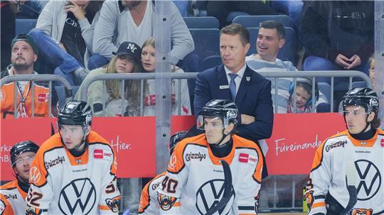 Wolfsburgs Trainer Michael Stewart.