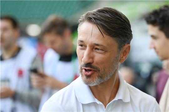 Wolfsburgs Trainer Niko Kovac ist vor dem Spiel im Stadion.