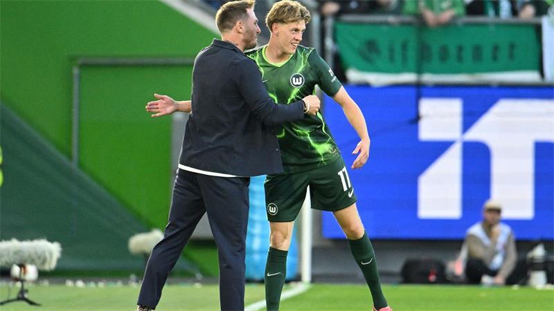Erster Heimsieg seit Januar: Wolfsburg gewinnt 5:1 Wolfsburgs Trainer Tobias Strobl freut sich mit seinem Torschützen Alexander Bernhardsson (r).