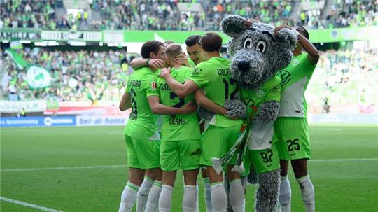 Wolfsburgs Vaclav Cerny (2.v.l.) jubelt nach seinem Tor zum 3:0.