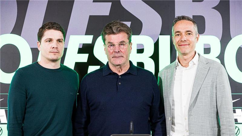 „Jetzt erst recht!“ Rückkehrer Hecking soll Wolfsburg retten Wolfsburgs neuer Trainer Dieter Hecking (Mitte) zusammen mit Sportdirektor Pirmin Schwegler (l) und mit Aufsichtsrats-Chef Sebastian Rudolph (r).